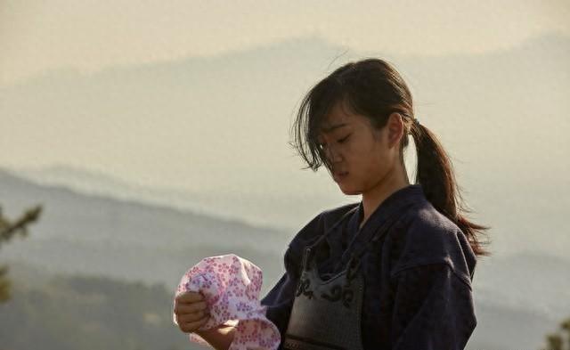 八岁那年的夏天
空气里都是消毒水和烧纸混合的味道。
妈妈的照片摆在灵堂正中，我攥