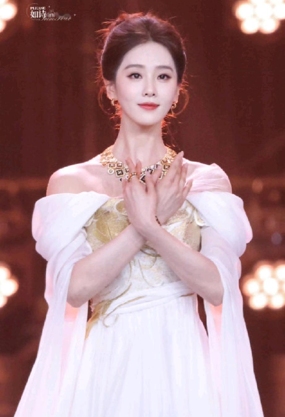 刘诗诗封神！北影节重启天坛女神，她成内娱唯一双荣誉女王
 
    4月25日，