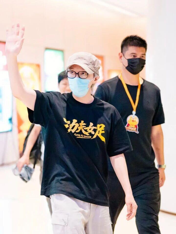 周星驰不太享受在镜头前表演了周星驰合适的年龄做合适的事周星驰渐渐远离镜头。遵循内