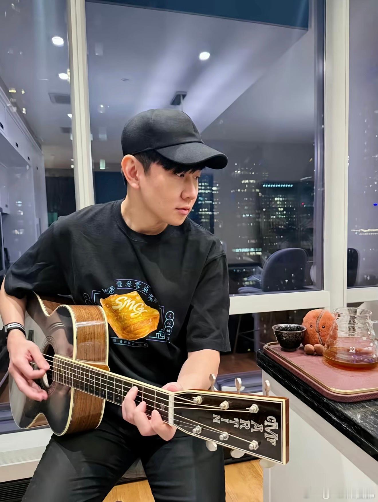 只要出来营业，那就是为了带货卖衣服周边。我说这房子怎么那么眼熟呢？心里第一反应就