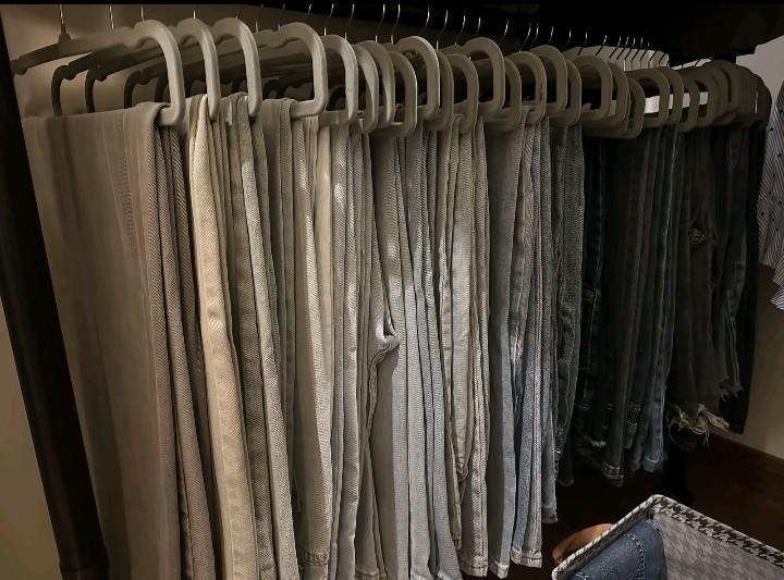 我唯独钟情于买衣服和旅行，也不爱社交，就喜欢宅在家里，精心打理我的头发和面容。每