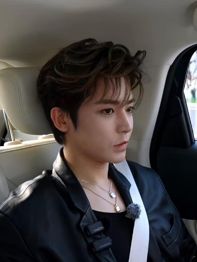 侯明昊生图好抗打侯明昊生图真的没在怕的！卷发搭墨镜潮男气质拉满，五官精致耐看，笑