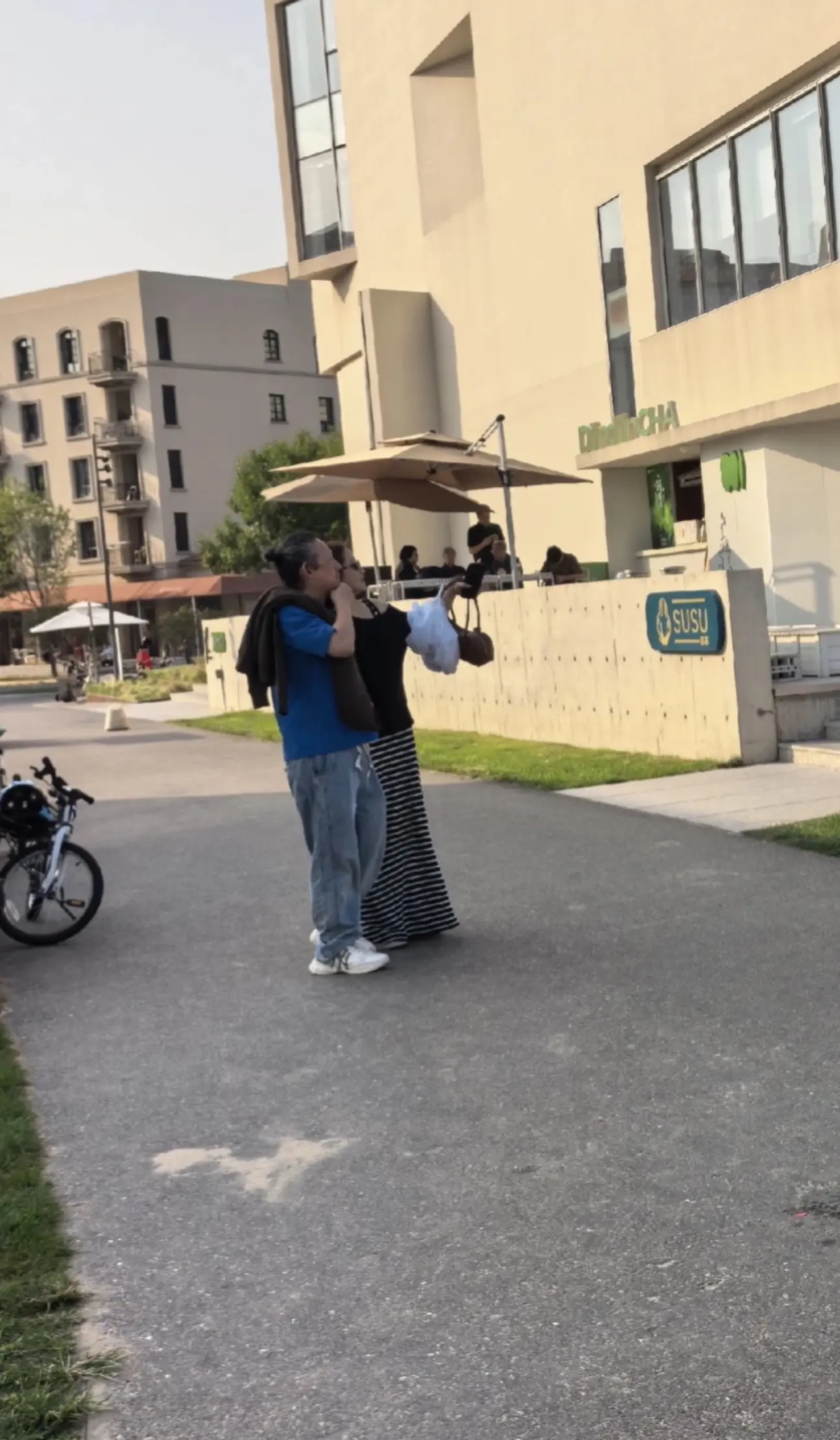 万千惠和三宝在阿那亚旅行被偶遇，两人超级恩爱