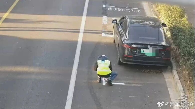 【爱车安全贴士天价停车！男子为省停车费，竟自己在路边画车位？还画俩？这一下损失4