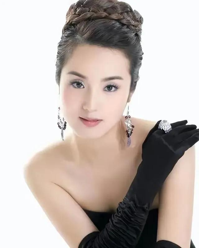 哈辉，古典音乐领域的杰出女歌唱家，她的音乐作品，不但在国内收获众多喜爱，而且在国