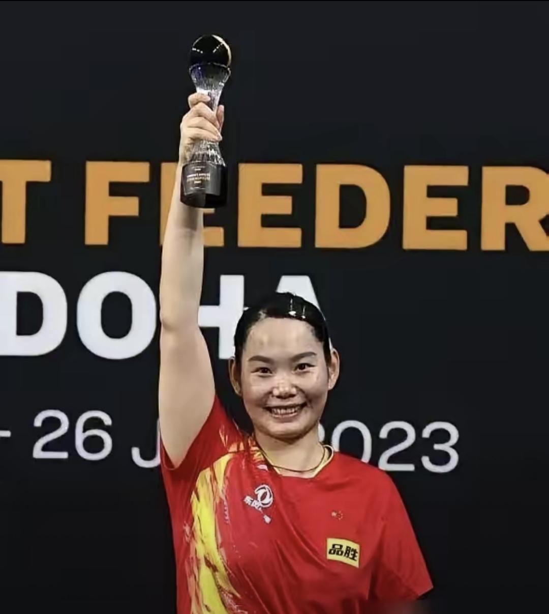 何卓佳去年挣了大概150万，孙颖莎是2000万。热搜一出来，全在说“她太无私”“