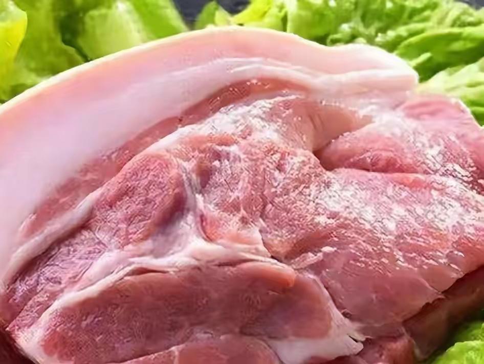 近期的猪肉价格很低，在超市都跌破10元，在农村大集的价格就更低了。

我喜欢炖大