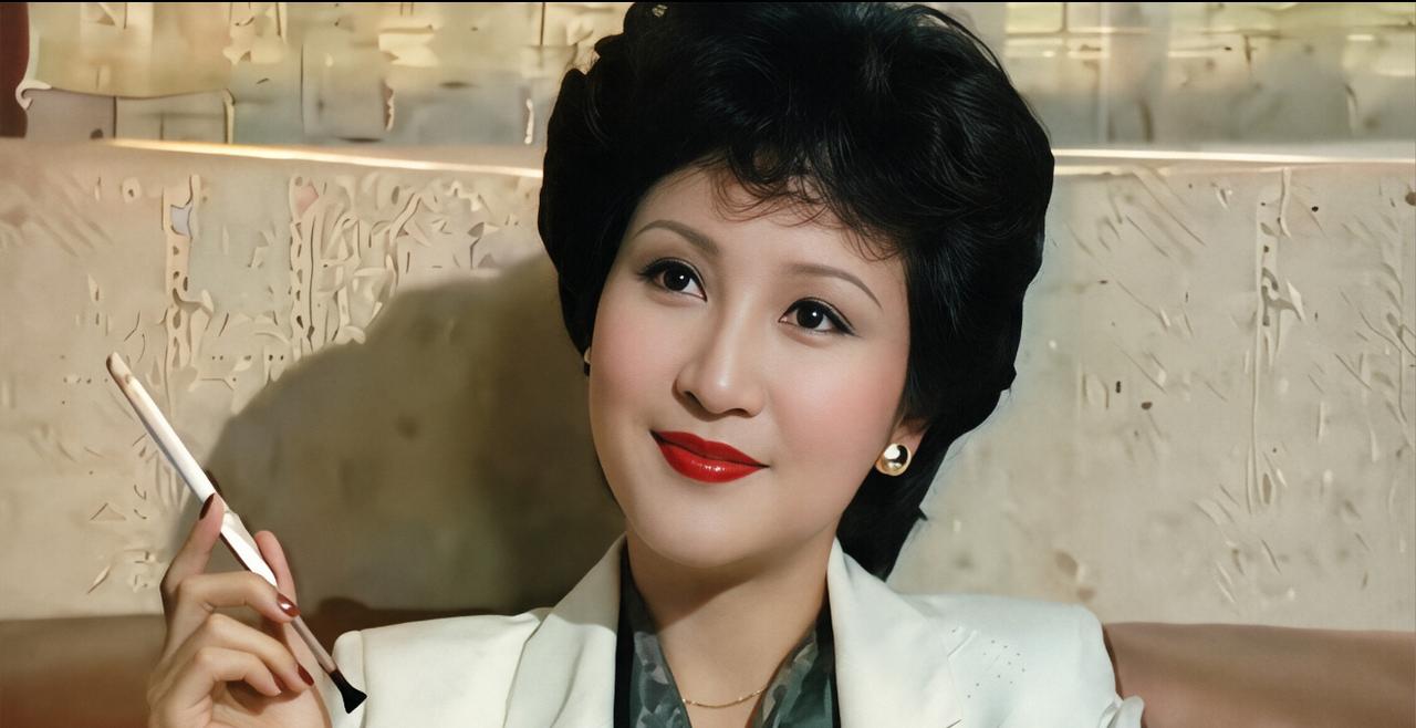 1973年，狄波拉成为第一代香港小姐冠军，同时还获得了亚洲小姐冠军，果然是盛世美