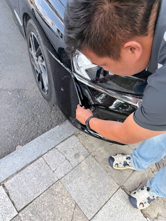 今天这车不是洗车的时候，突然发现它前杠和灯都被干裂了么大v聊车 谁在钟情法系车 