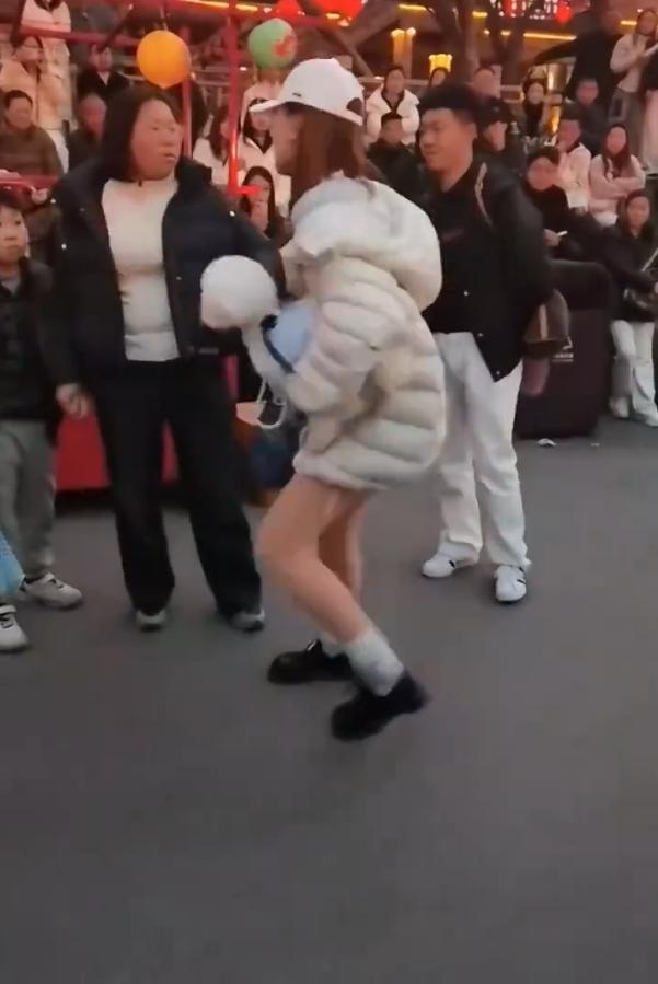 这种人不配养宠物！女子带着宠物狗去景区看表演，期间小狗舔了旁边男孩几下，男孩家长