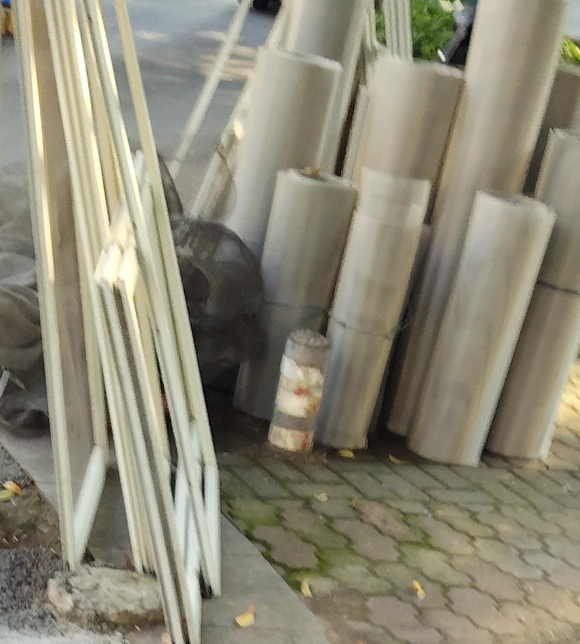 安装纱窗一定要用无锈钢的，要多问多比较，因为我们性格比较随和，制作纱窗时就由制作