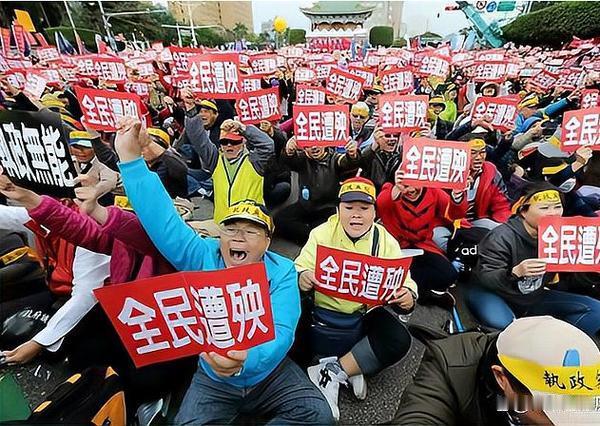 台岛全民恐慌出逃！民众抢办护照转移资产拒做“台独”炮灰
 
最近台湾岛内彻底乱了