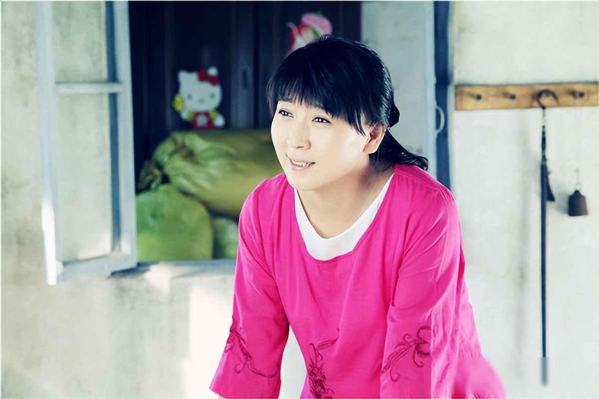 闫学晶直播“哭穷”：一场翻车，扯出多少争议？

2023年底，闫学晶在直播间里提