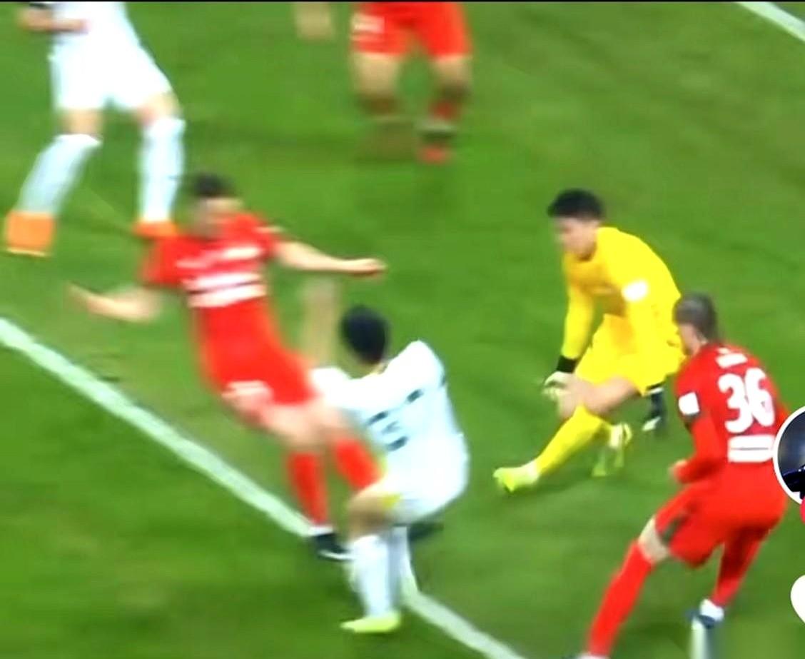 还在说冲撞门将呢？我都替你们觉得累。
我把那个视频，前前后后，慢动作0.5倍速，