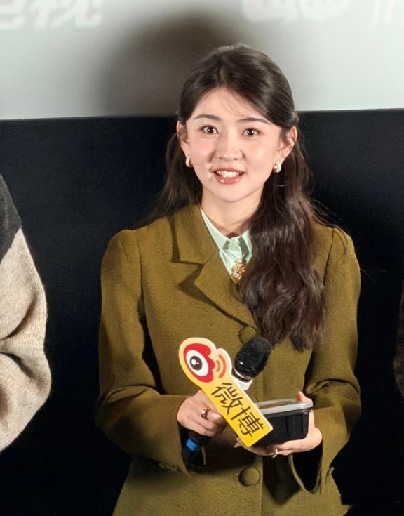 梁洁美成洋娃娃了  完全是洋娃娃来的！！小小的脸上挤满大大的五官