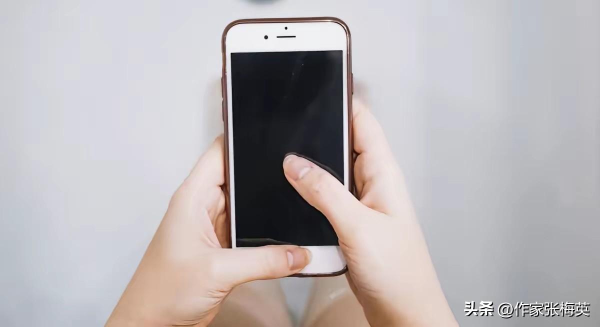 📱 一台旧手机，炸出一个家庭的秘密！

台湾李女士换了新手机，看着抽屉里陪伴多