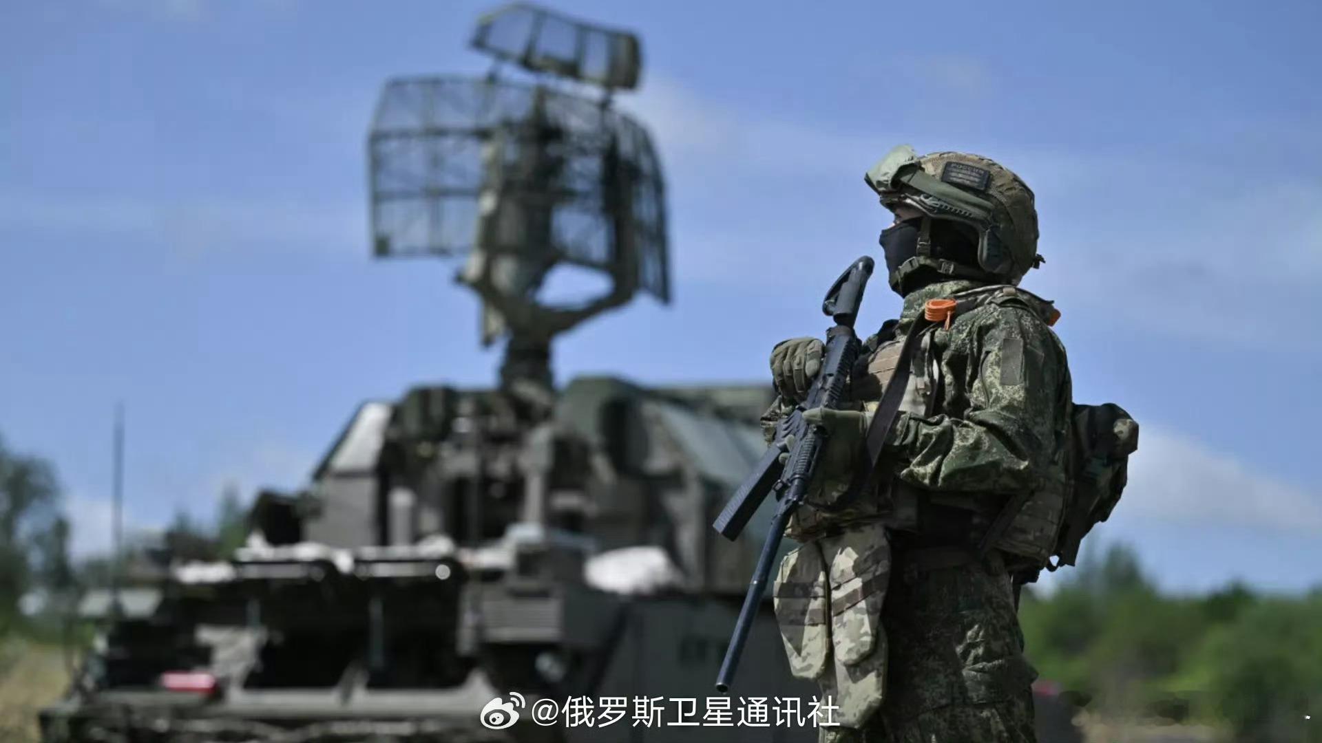 【俄国防部：俄防空系统夜间击落215架乌克兰无人机】俄罗斯国防部发布消息表示，“