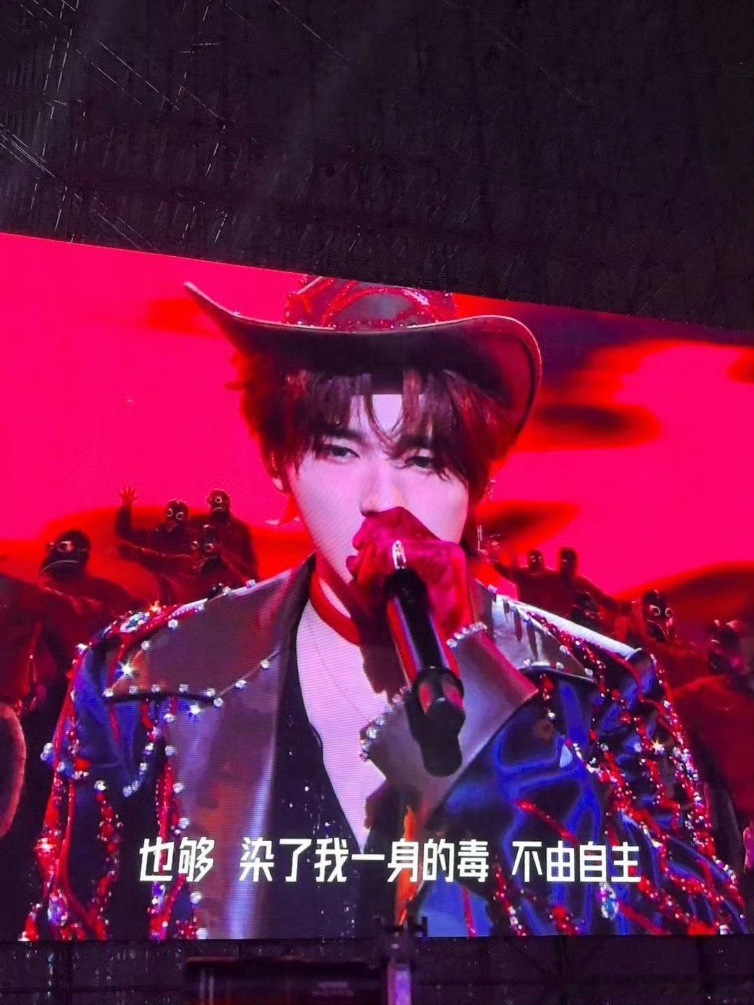 宋亚轩solo造型，红色look，行呀 