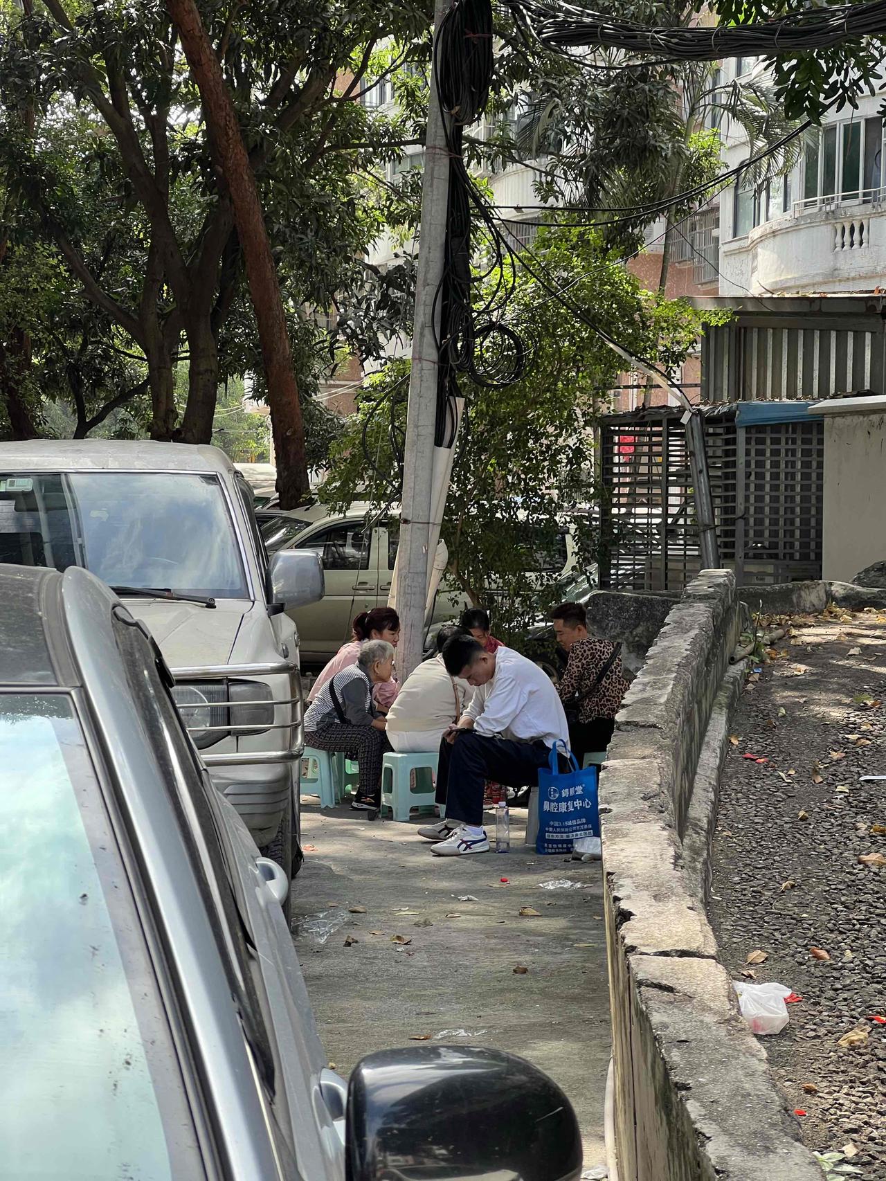 在一个角落给老太太老头们传授啥绝技？不是骗老人吧！