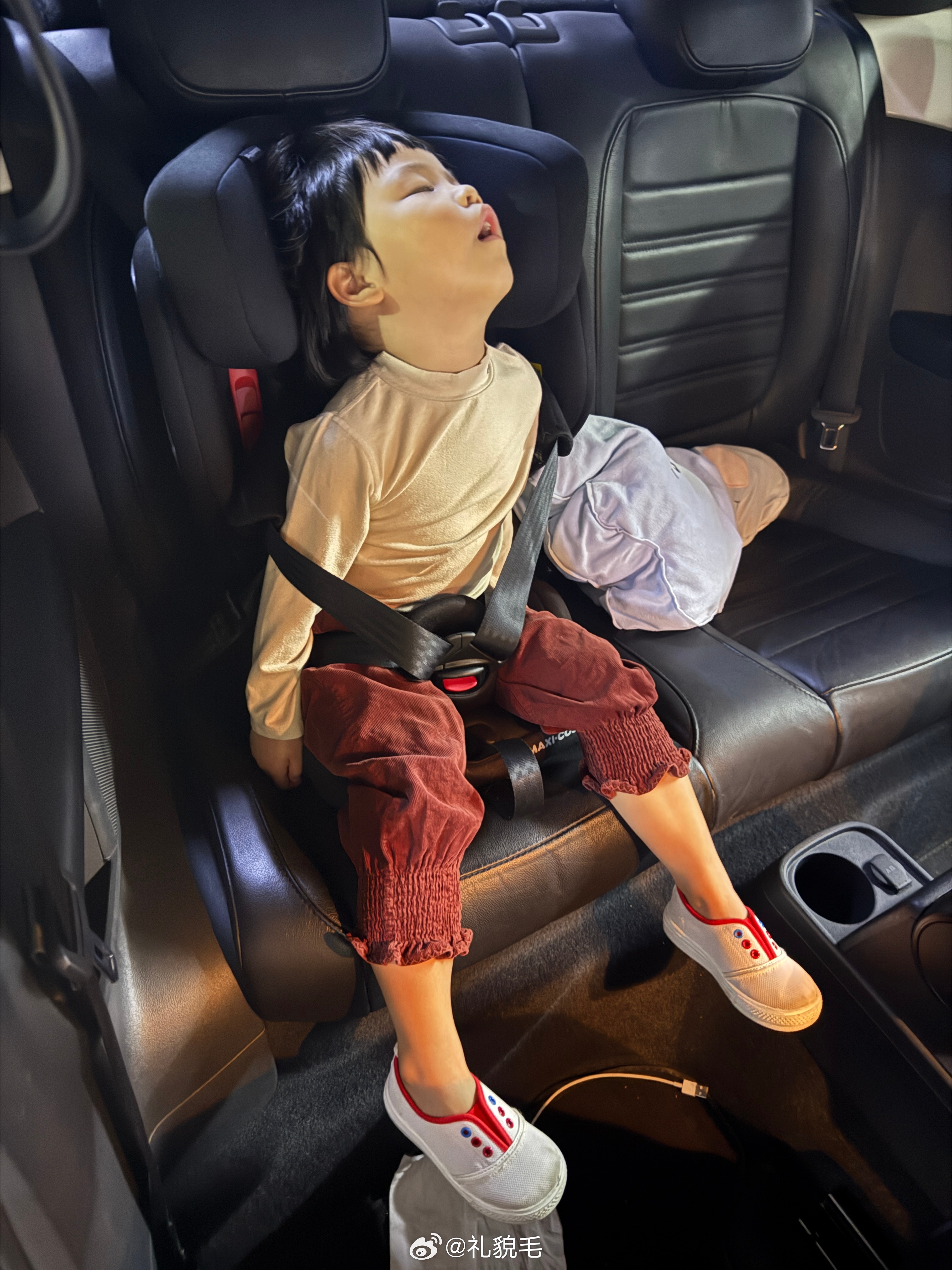 出门的时候说妈妈带我去玩！带我去公司！上车以后还在喃喃自语：我要玩，我不要睡觉，