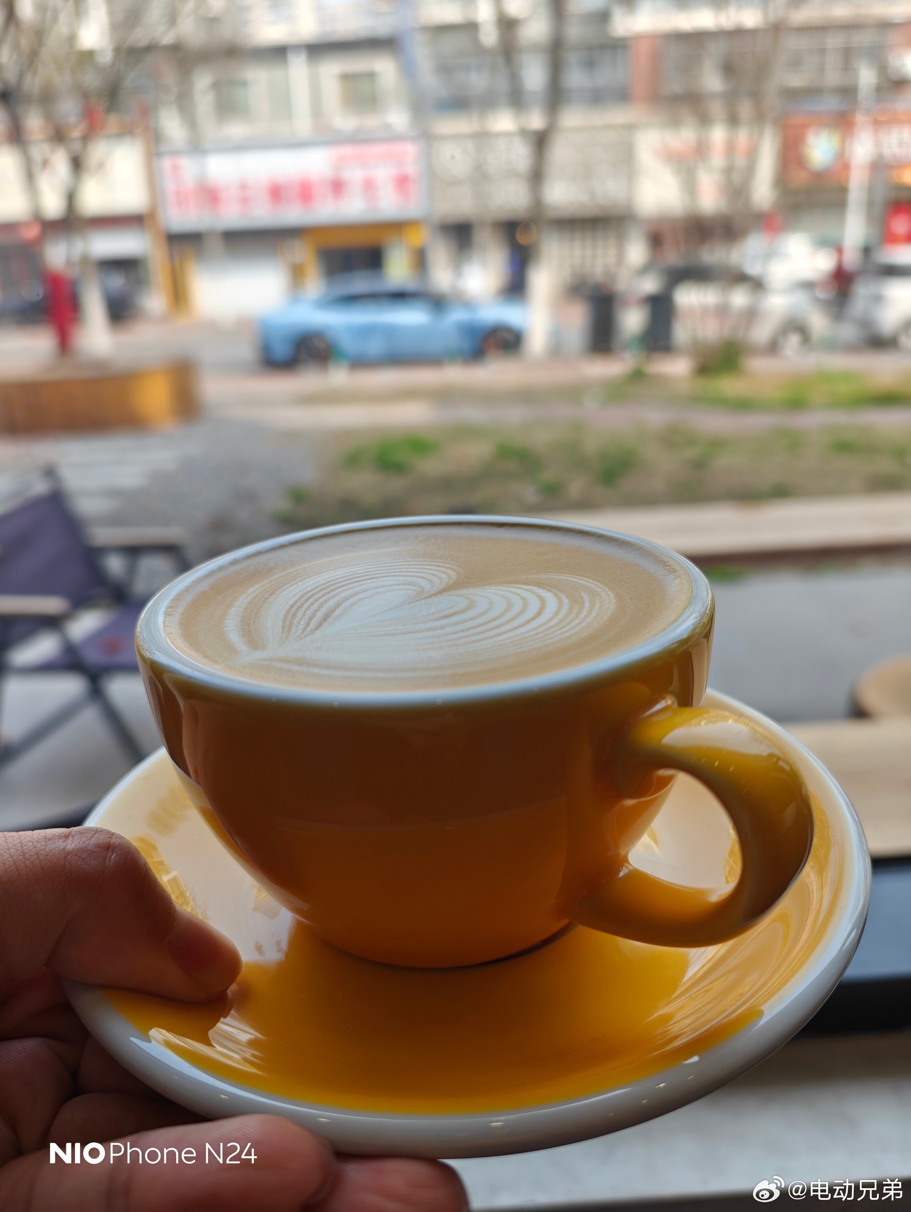 今天本登开着我的跑车出门喝个咖啡，在国内出正紧跑车之前怎么就把新P7当跑车了，大