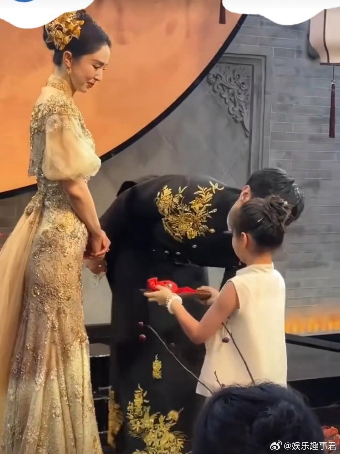 张维伊没有亲小酒窝婚庆公司发了董璇和后老伴张维伊的婚礼视频，视频中看到张维伊原来