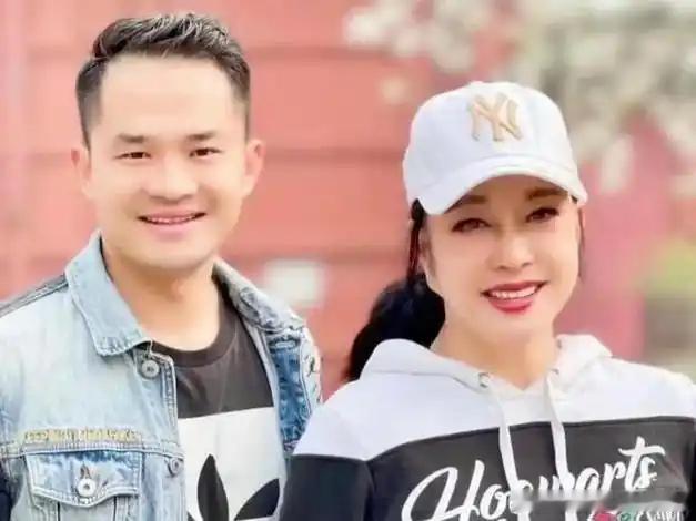 刘晓庆回应被小38岁的前男友古柯讨债：我身上365块骨头，没有一块是软的，一分都