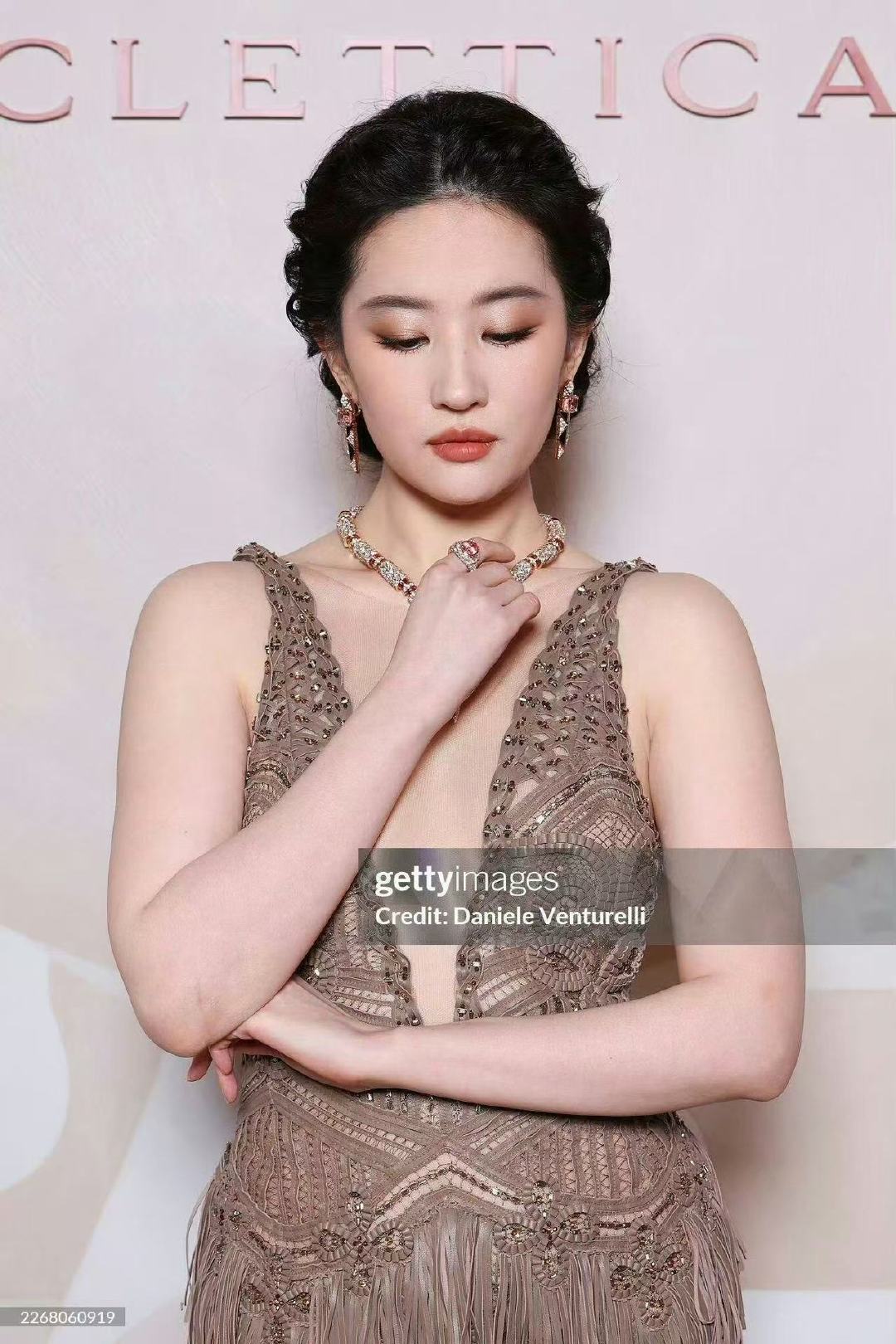 刘亦菲宝格丽高珠展g社出图刘亦菲宝格丽g社出图 刘亦菲宝格丽G社出图啦！！！这居