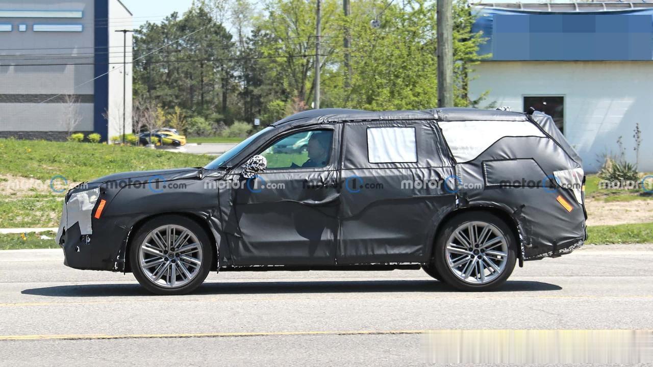 雷克萨斯TX谍照正式曝光，果然是丰田大汉兰达换标。可以看到轮毂非常巨大，但前后包