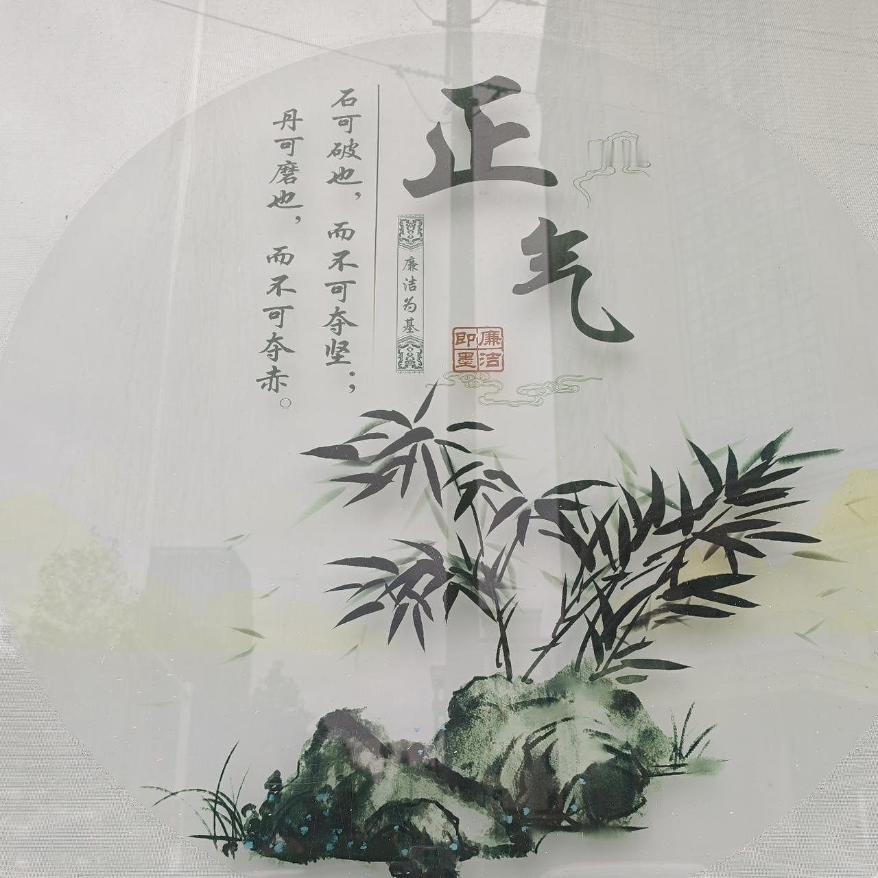 长征精神的核心是百折不挠，信念坚定，它激励年轻人遇到低谷时，要学会扛住压力，坚持