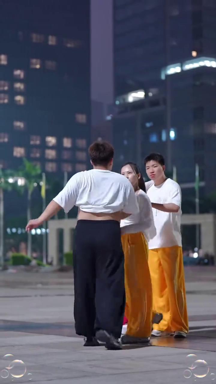 有人。