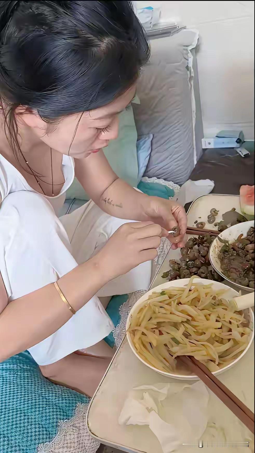 牛马下班，最惬意的事情就是干饭、然后躺平，你们说是不是？