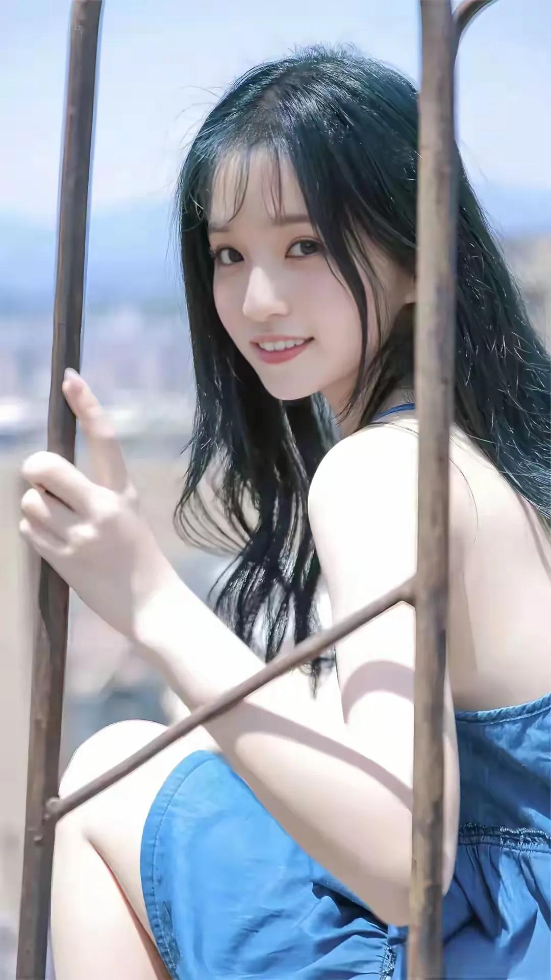 少女摄影|NO.0192期
清纯少女户外随拍
克莱因蓝吊带连衣裙称得皮肤白到发光