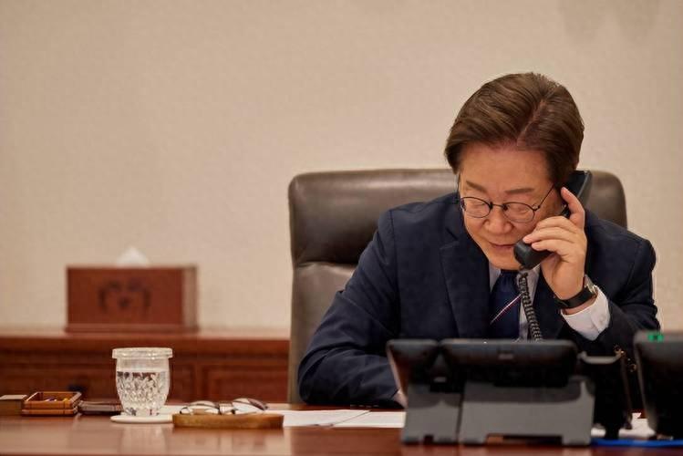 韩国突然向朝鲜伸出橄榄枝！李在明喊话结束战争、放弃核武，半岛僵局真的要迎来转折？
