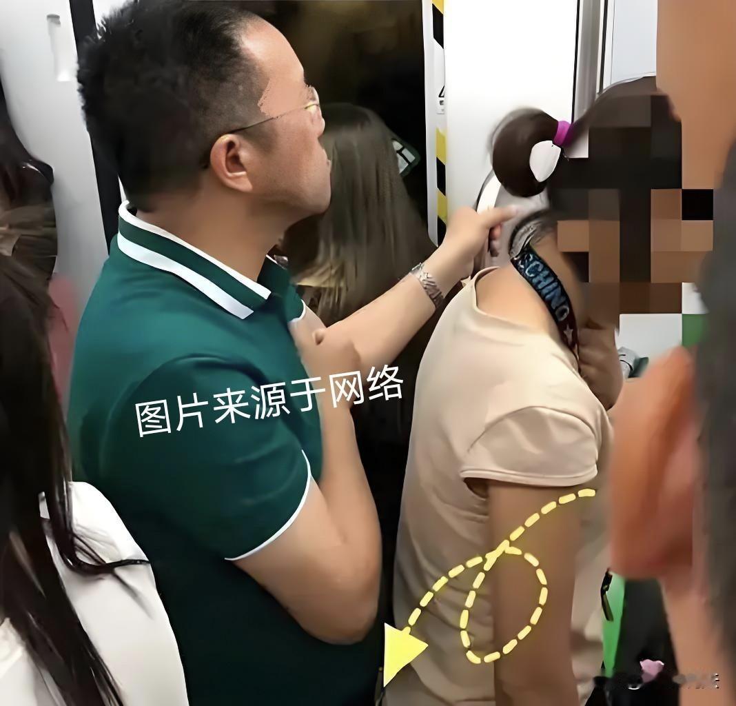 “色字头上一把刀！”香港，20岁女孩晚上坐地铁，被一59岁男子猥亵，在她衣服上留