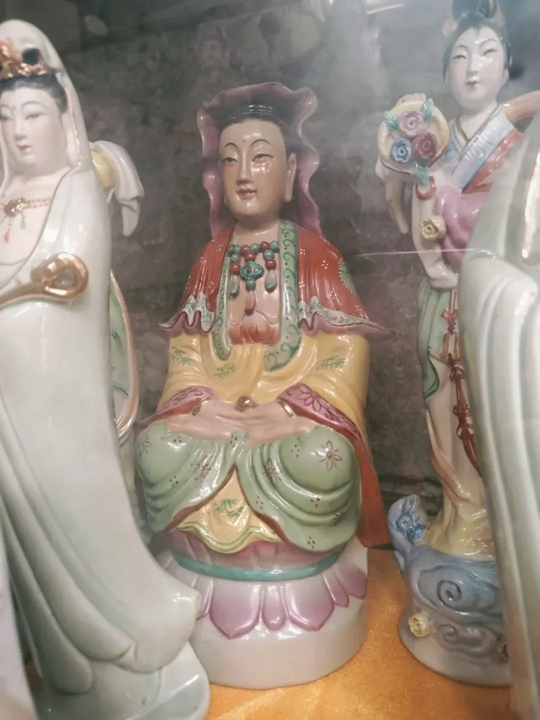 莲台稳坐玉如脂，彩塑慈容映浅瓷。 一念菩提尘不染，香烟长绕旧神姿。