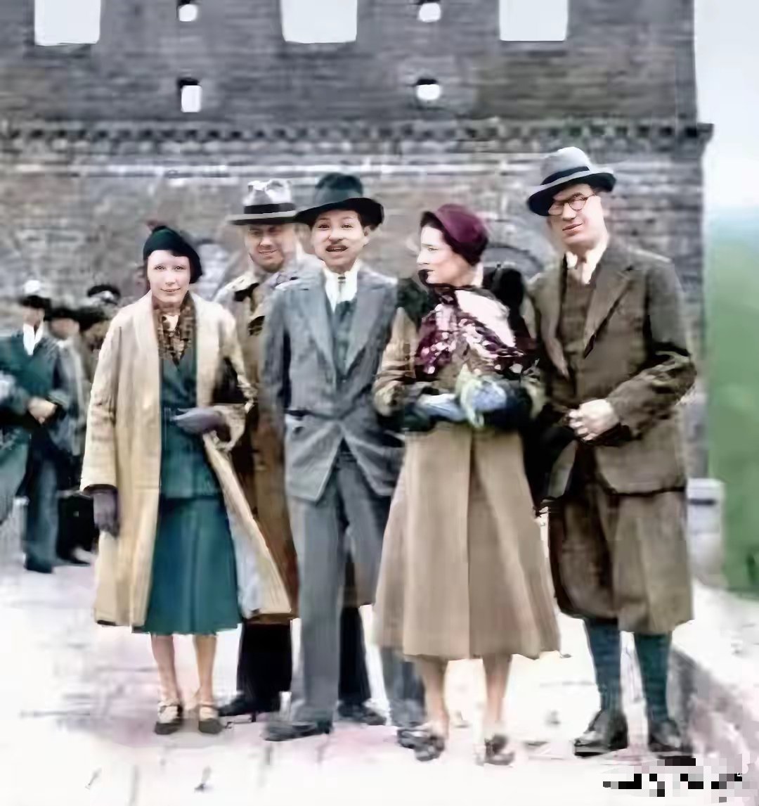 张学良夫妇和外国友游长城的照片，在那个年代就穿的这么时髦，太羡慕了。 