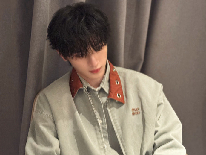 丁程鑫室内不戴墨镜自拍丁程鑫回应热搜 丁程鑫回应热搜，刚上了丁程鑫默默掏出一副墨