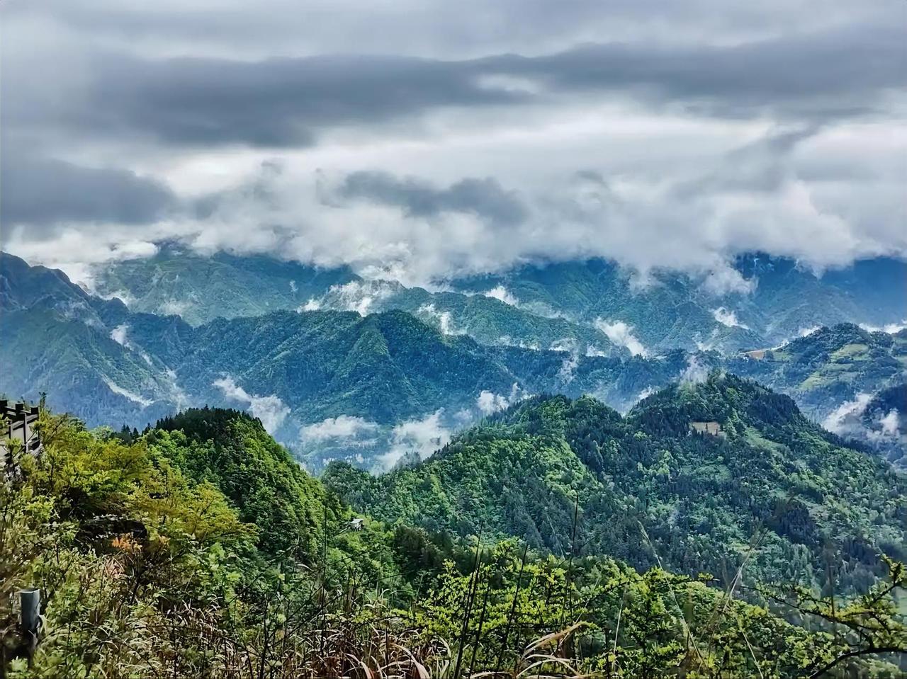 上句:雪落千山静，请写下句雾起湖面朦。