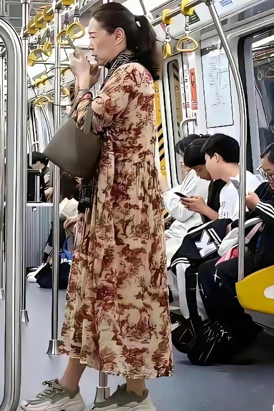 喊人称呼太难了，每次见面都犯难
 
今年我53岁，小区里有位女邻居比我大15岁，