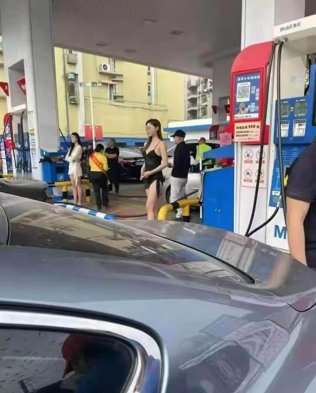 模特现身加油站站台，老板倒霉了。
这加油站的老板是懂男人的，必须点个赞。
在江门
