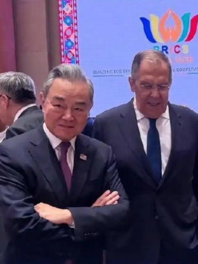 中俄伊朗三个国家外长友好互动令人羡慕
金砖峰会间隙，中外外长友好互动传递多边合作