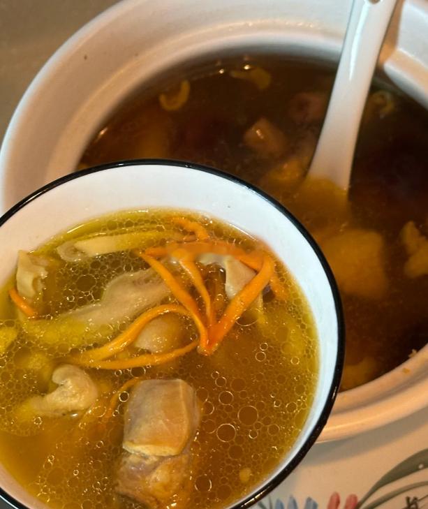 老婆一大早去菜市场买的土鸡回来给我煲汤喝，今天吃东西终于是感觉到味道了，一口气干