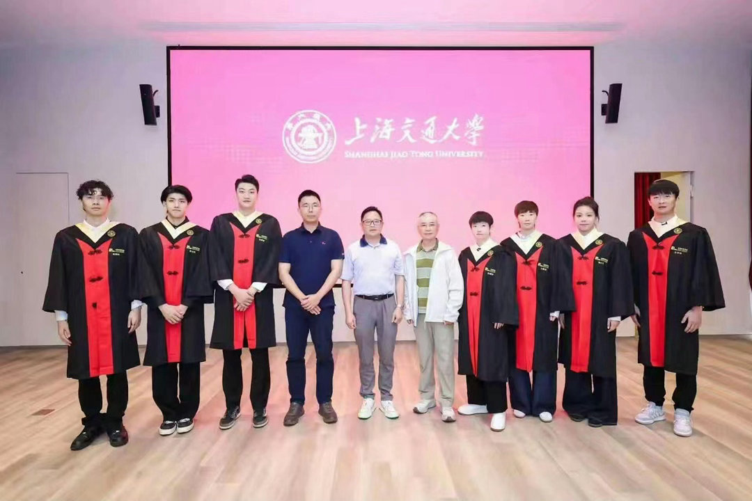 孙颖莎王曼昱毕业照海产姐妹上海交大毕业了  即将开启人生新征途   九月份就是清