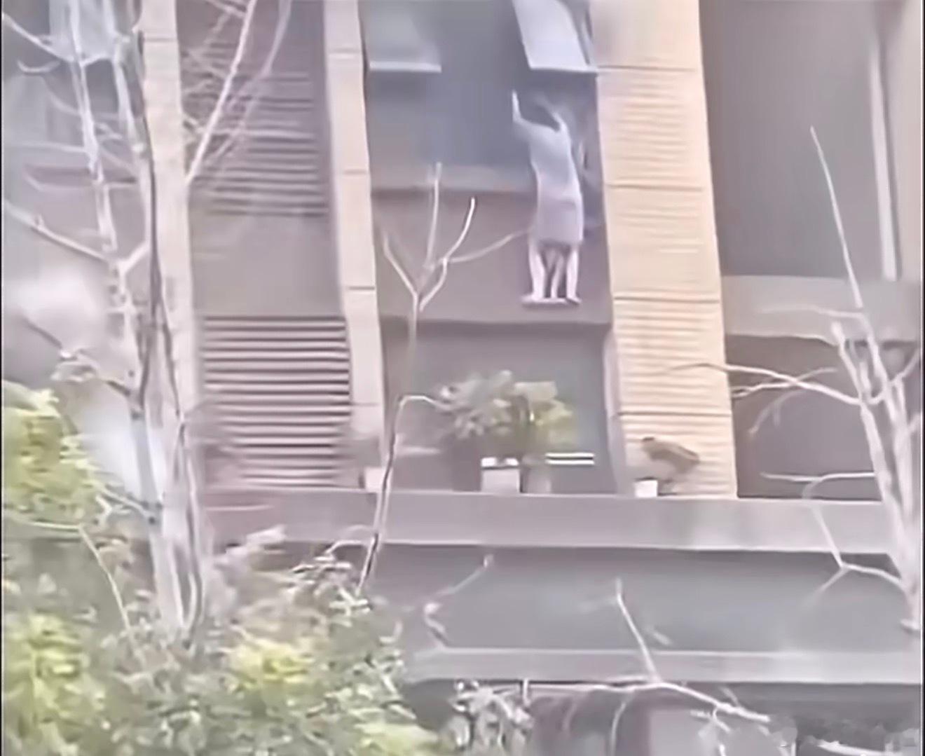 连云港火灾坠楼女童身亡哎，看着心里难受按理说，消防车云梯升到四楼应该没什么问题？