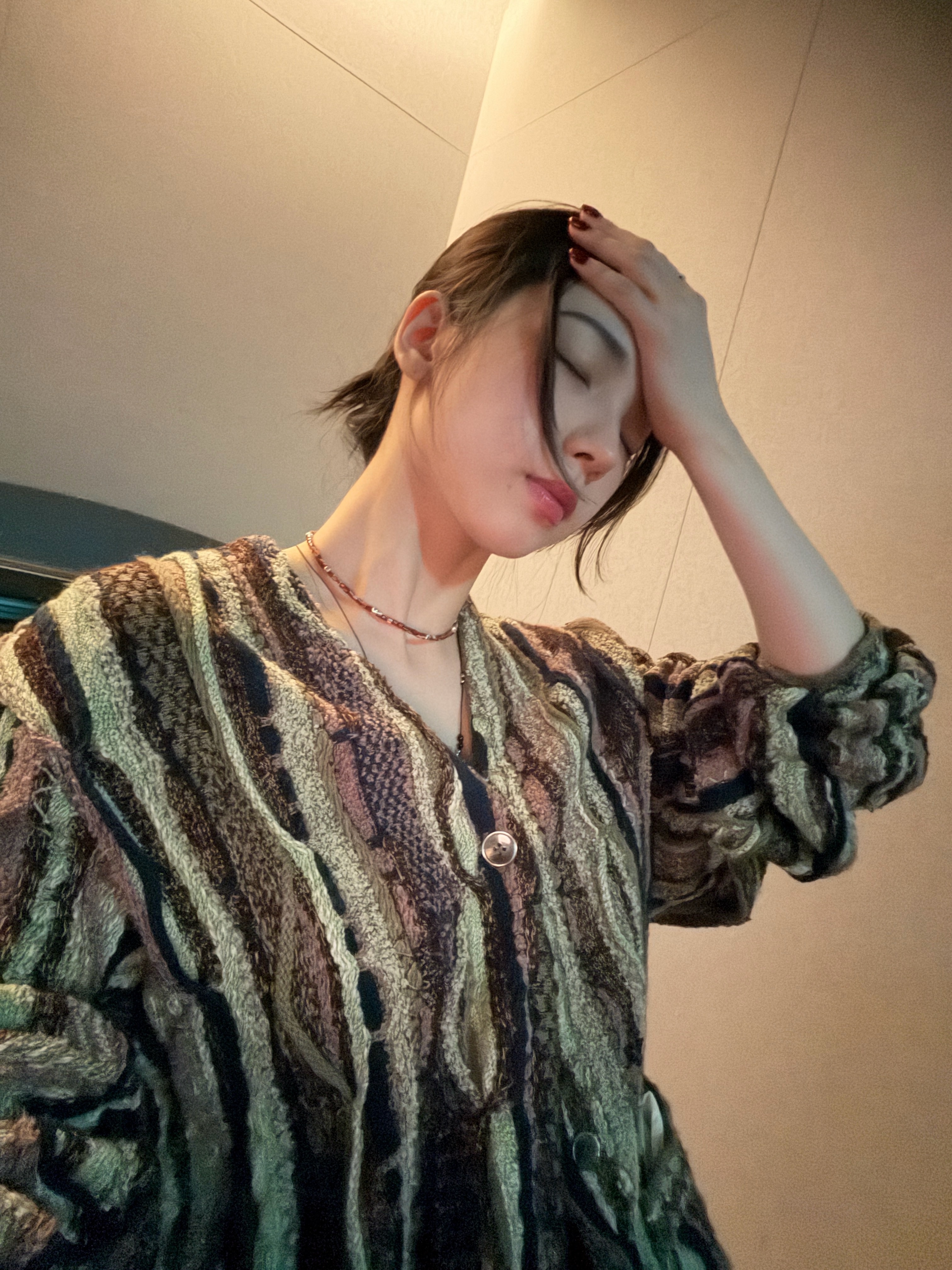 因为写的歌词有些深沉自己也变得阴沉沉的知珉 