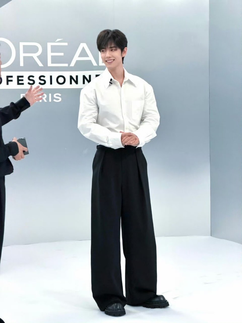 肖战白衬衫完全青春男大 肖战白衬衫造型，完全青春男大来的，身材比例更是优越，好长