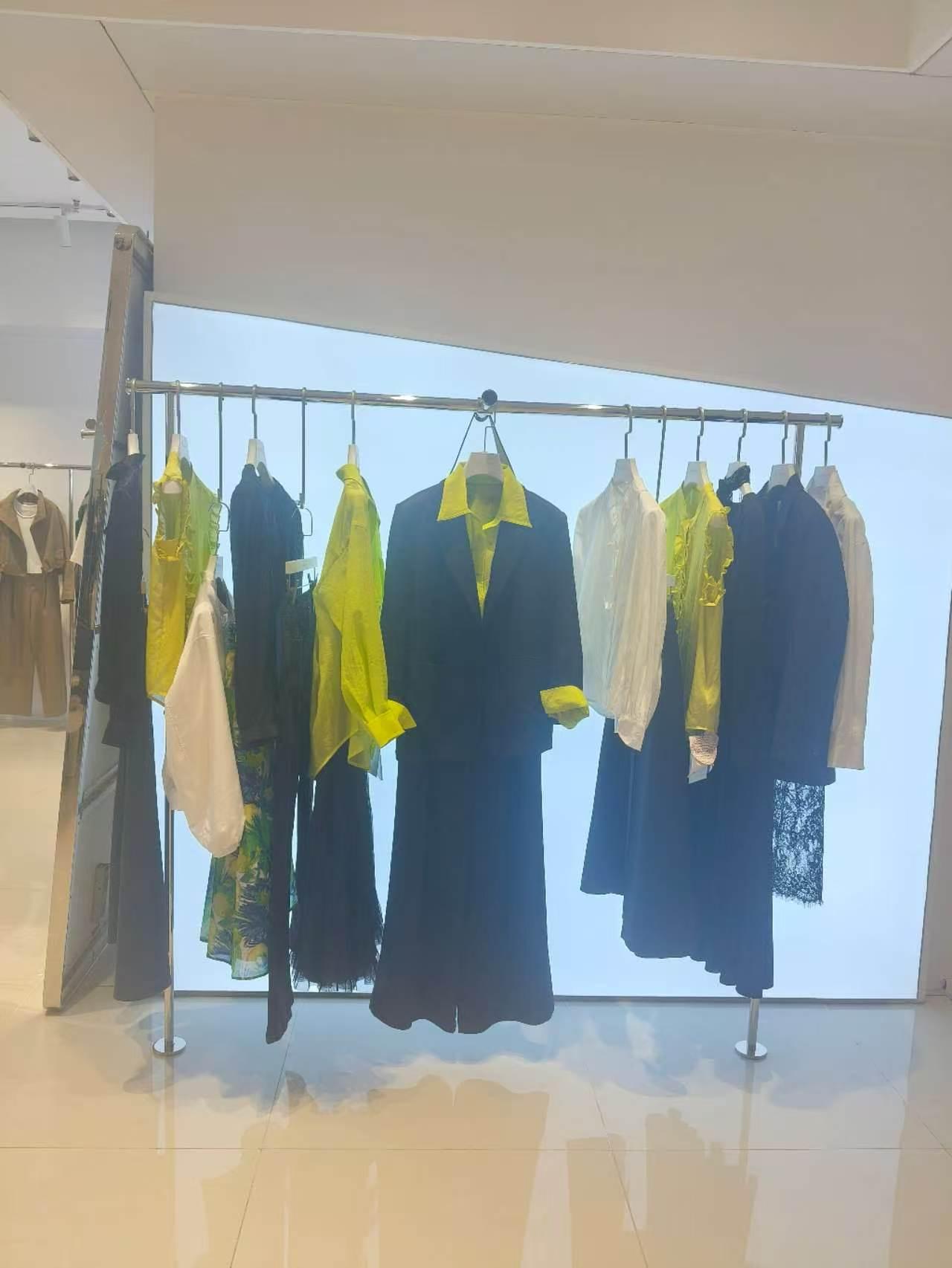 晒一晒我的工作，服装店打工妹，我在的城市服装店工资3000左右，你在的城市呢？评