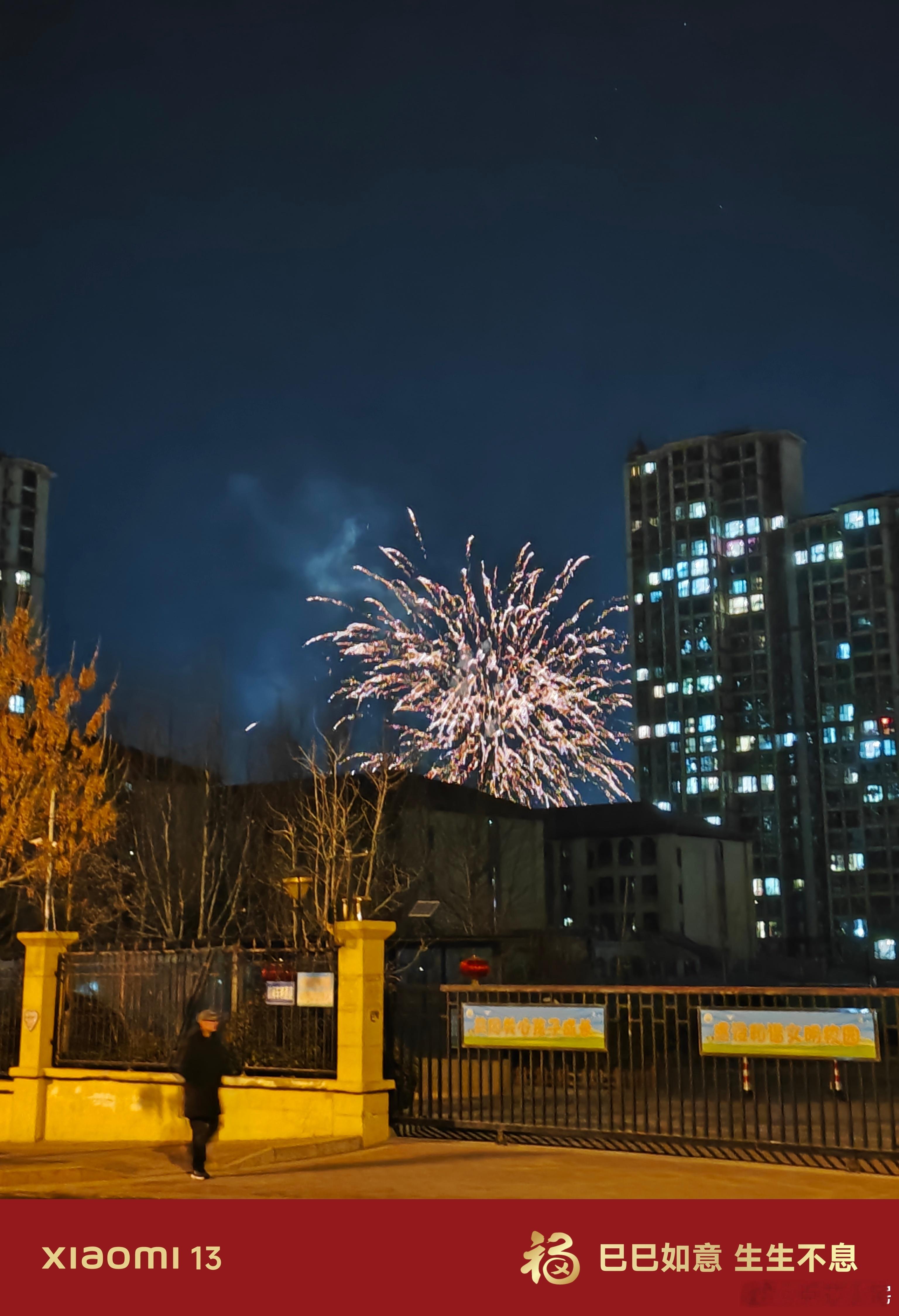 在过年之前就给朋友下达任务，拍几张记录新年的照片发我看看。收到照片后真的好惊喜，