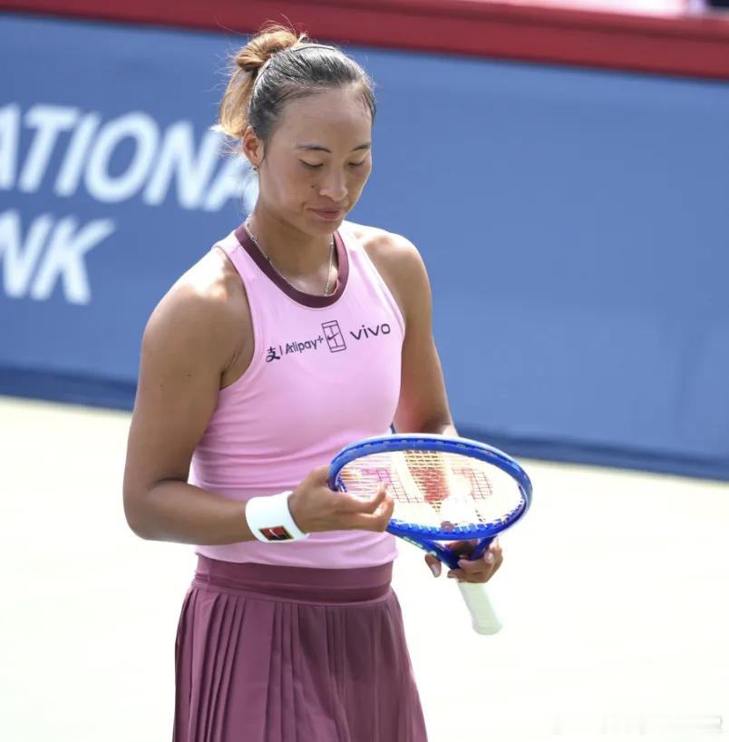 中国🇨🇳球员郑钦文在WTA1000赛多伦多站🎾资格赛首轮输给泰国🇹🇭球